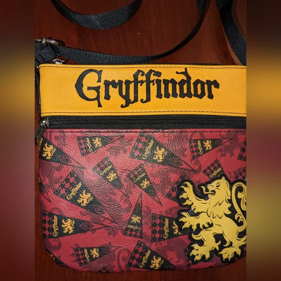 Loungefly Harry Potter Gryffindor cross body bag - Picture 3 of 11
